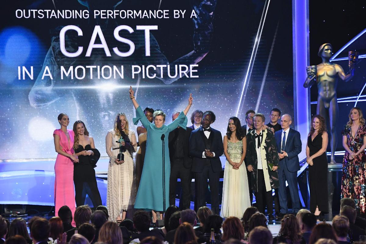 Frances McDormand e o elenco de “Três anúncios para um Crime”, após receberem o prêmio | MARK RALSTON/AFP