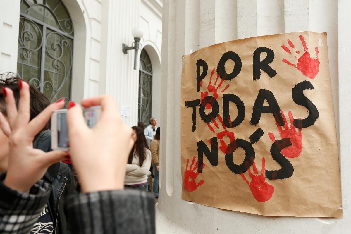 Cartaz com a frase “Por todas nós”, confeccionado pelo Movimento Feminista de Curitiba | Hugo Harada/Gazeta do Povo