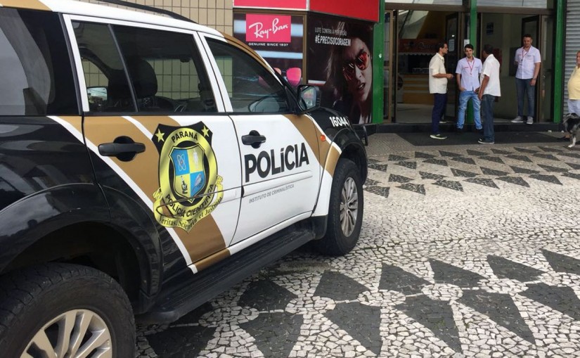 Perícia está no shopping para recolher provas do assalto. | Felipe Rosa/Tribuna do Paraná
