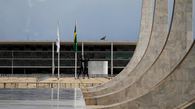 O Palácio do Planalto, ao fundo, visto da sede do Supremo Tribunal Federal (STF): governo tem esperança de reverter reajuste dos servidores na Corte. | Albari Rosa/Gazeta do Povo