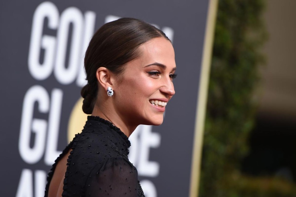 A atriz sueca Alicia Vikander chega para o 75º Globo de Ouro no dia 7 de janeiro de 2018, em Beverly Hills, Califórnia. | VALERIE MACON/AFP
