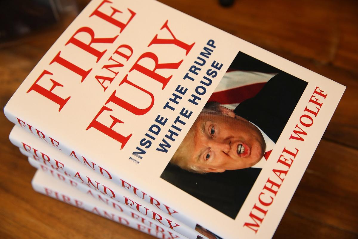 Cópias do livro "Fire and Fury" do autor Michael Wolff são exibidas em uma prateleira da Book Passage, em 5 de janeiro de 2018, em Corte Madera, Califórnia. O novo e controverso livro sobre o funcionamento interno da administração Trump chegou às livrarias quase uma semana antes do previsto | JUSTIN SULLIVAN/AFP