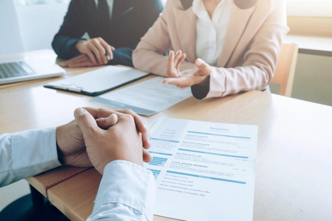 Pessoas que falam muito de si passam uma imagem errada | Bigstock