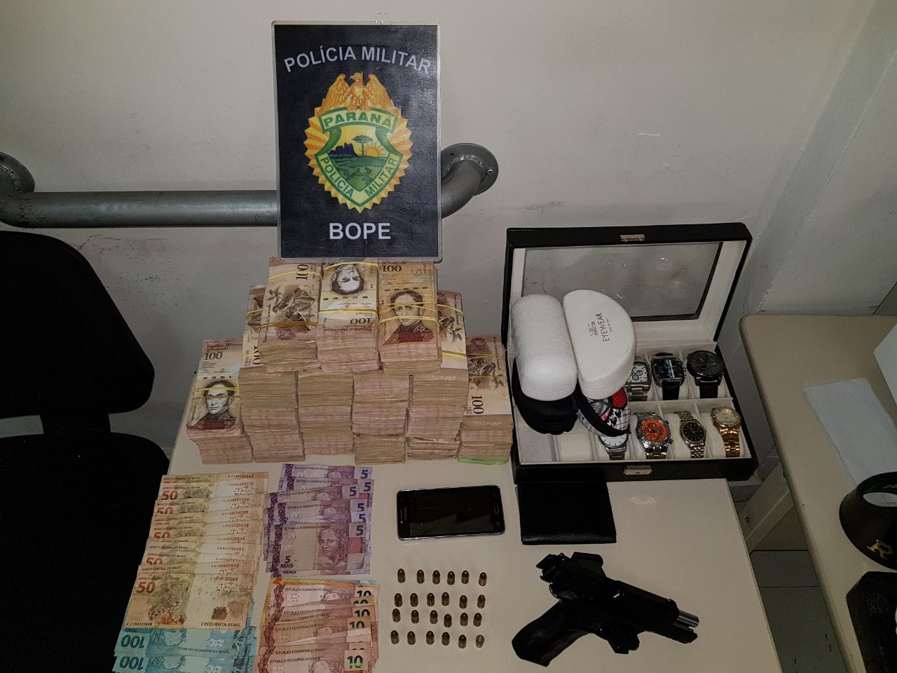 Além do dinheiro venezuelano, polícia encontrou uma arma e dinheiro brasileiro com o suspeito | Divulgação/Bope