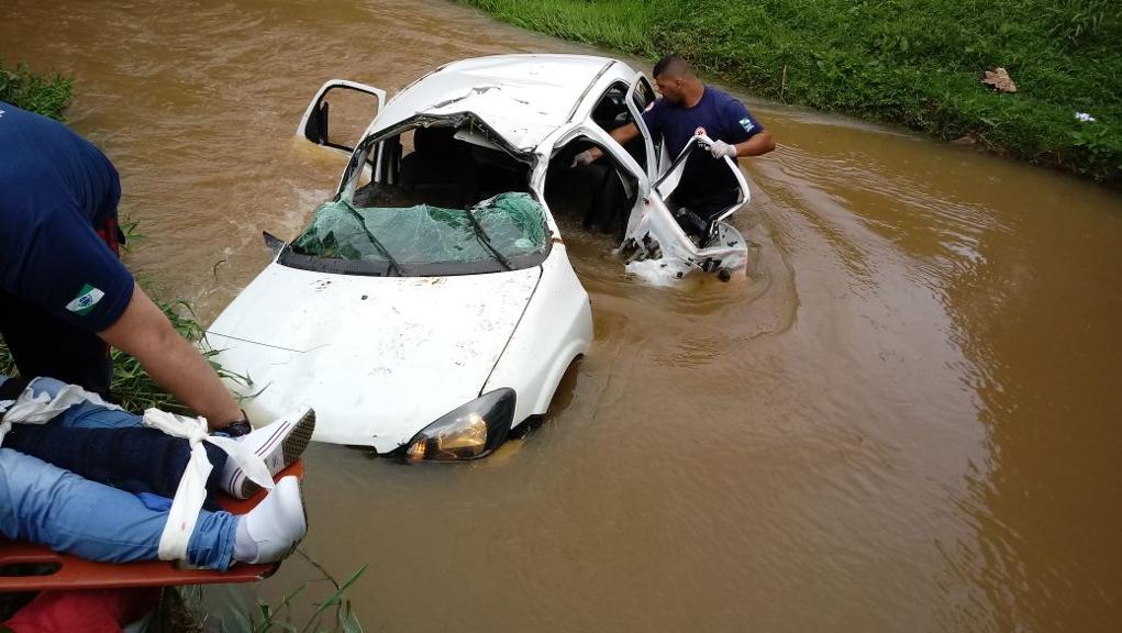 Carro caiu na ponte do Rio Rondinha, ainda na região metropolitana de Curitiba | PRF/Divulgação