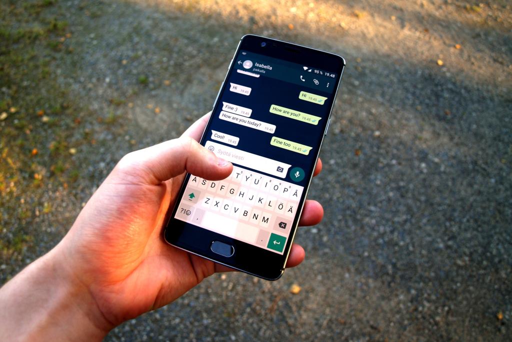 Conversa pelo WhatsApp. | Santeri Viinamäki/Wikimedia Commons