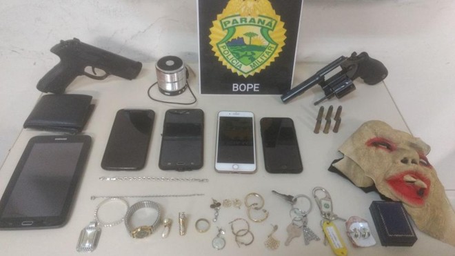 Armas e objetos apreendidos com os suspeitos | PM/Divulgação