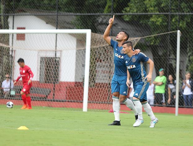 Werley aproveitou cruzamento de Ruy para marcar um dos gols do Coxa. | Site oficial do Coritiba