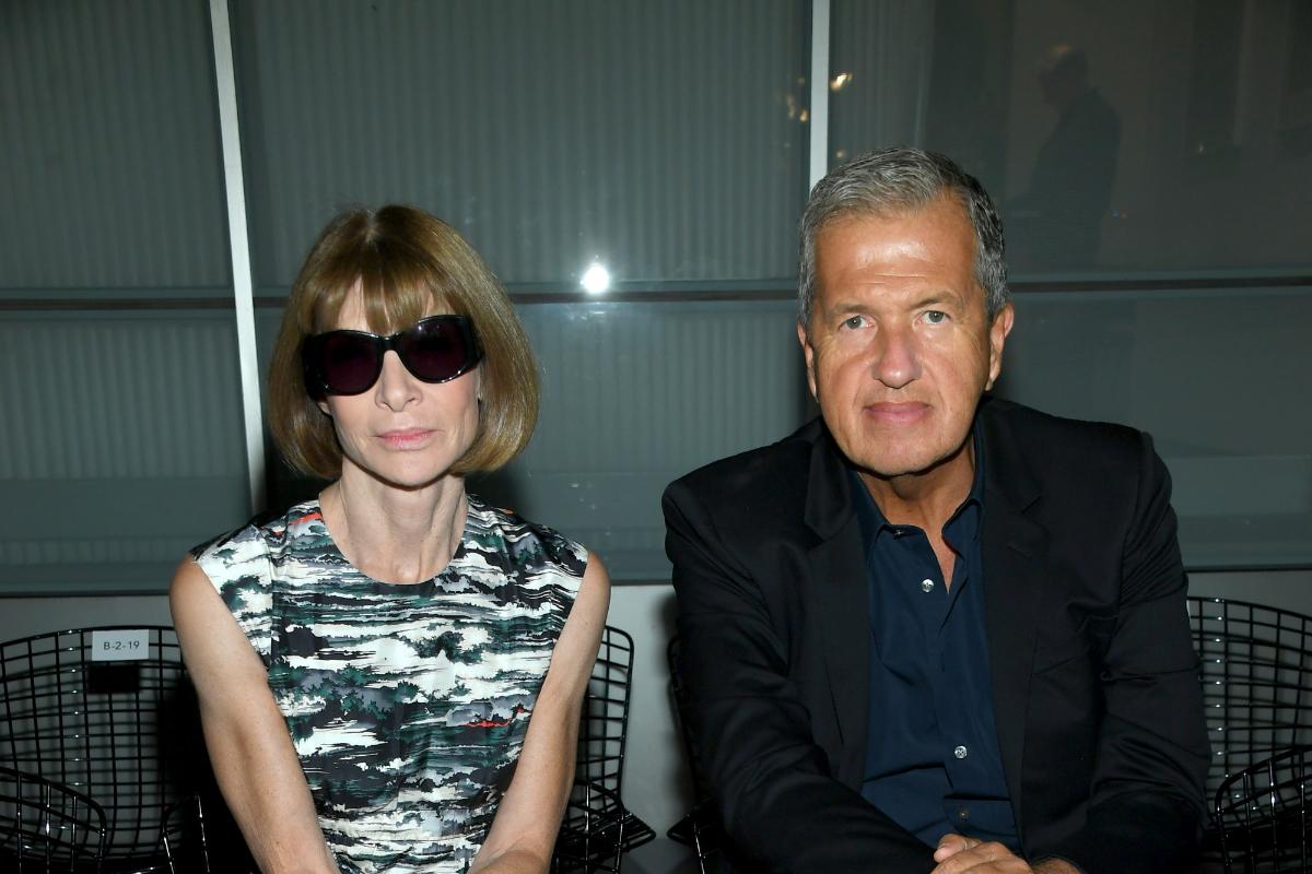 Esta foto tirada em 11 de setembro de 2017 mostra a editora da Vogue, Anna Wintour, e o fotógrafo Mario Testino presentes no desfile de moda de Oscar De La Renta durante a New York Fashion Week | DIMITRIOS KAMBOURIS/AFP