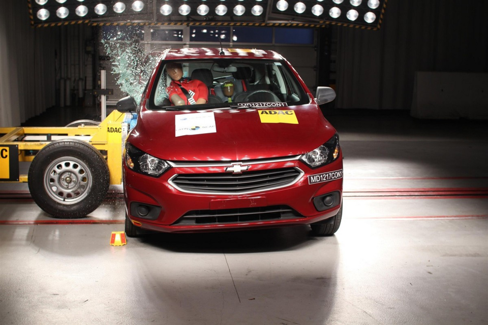 Chevrolet Onix durante teste de colisão, em 2017. Modelos populares foram mal avaliados em exame. | Reprodução/Latin Ncap