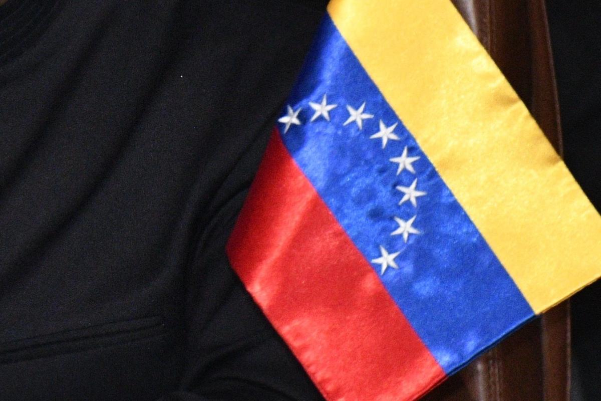 As sanções vêm no momento em que Caracas tenta renegociar sua grande dívida com credores internacionais | AIZAR RALDES/
AFP