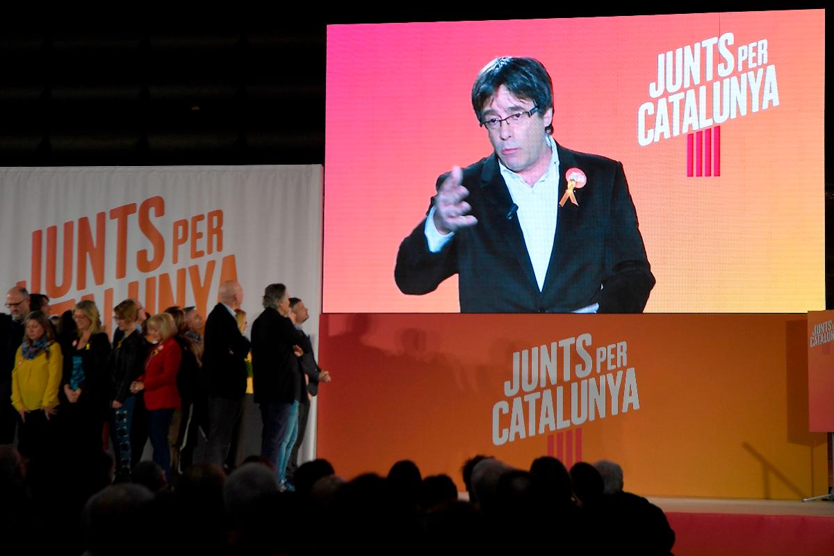 Puigdemont está refugiado na Bélgica desde que o parlamento catalão aprovou a independência da região | LLUIS GENE/AFP