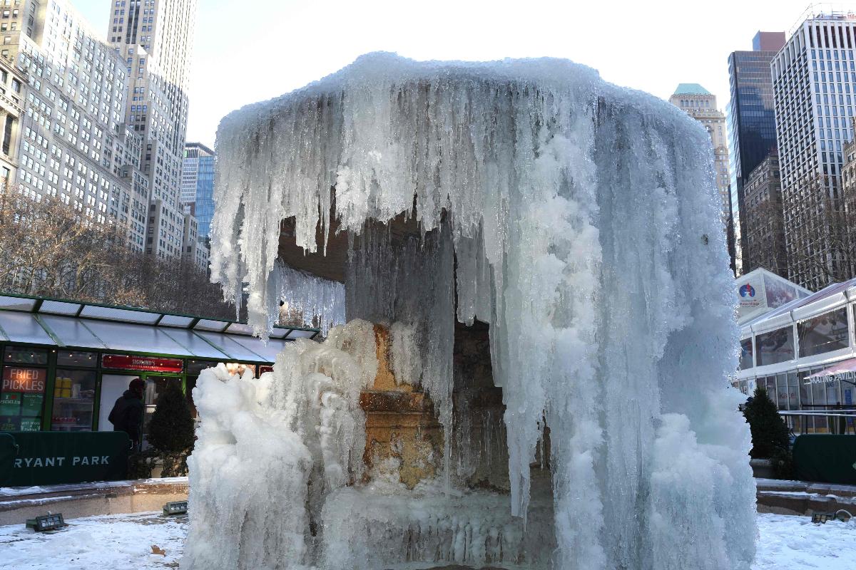 Fonte no Bryant Park, em Nova York, estava congelada nesta terça-feira (2). | TIMOTHY A. CLARYAFP