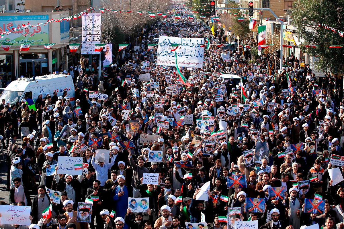 Apoiadores do governo marcharam na cidade sagrada de Qom nesta quarta-feira (3) | MOHAMMAD ALI MARIZADAFP