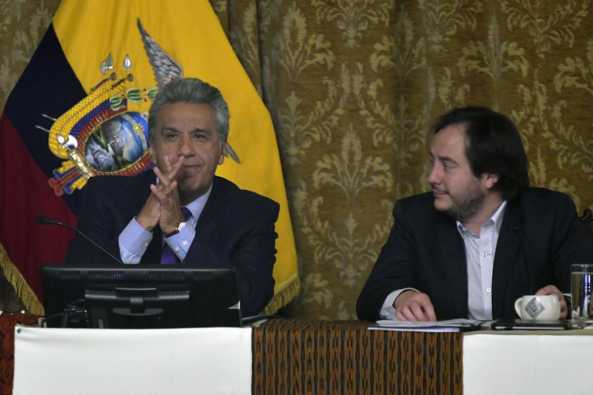O presidente do Equador, Lenin Moreno (E), e o seu novo assessor chefe, Andres Mideros, anunciam o afastamento do vice-presidente Jorge Glas. | JUAN RUIZAFP