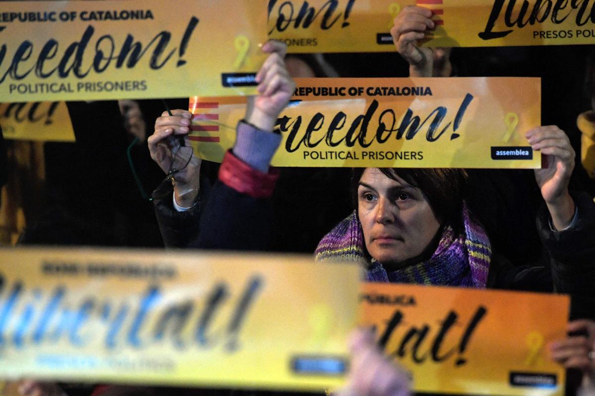 Manifestantes erguem cartazes pela liberdade dos políticos catalães que estão presos | LLUIS GENE/AFP