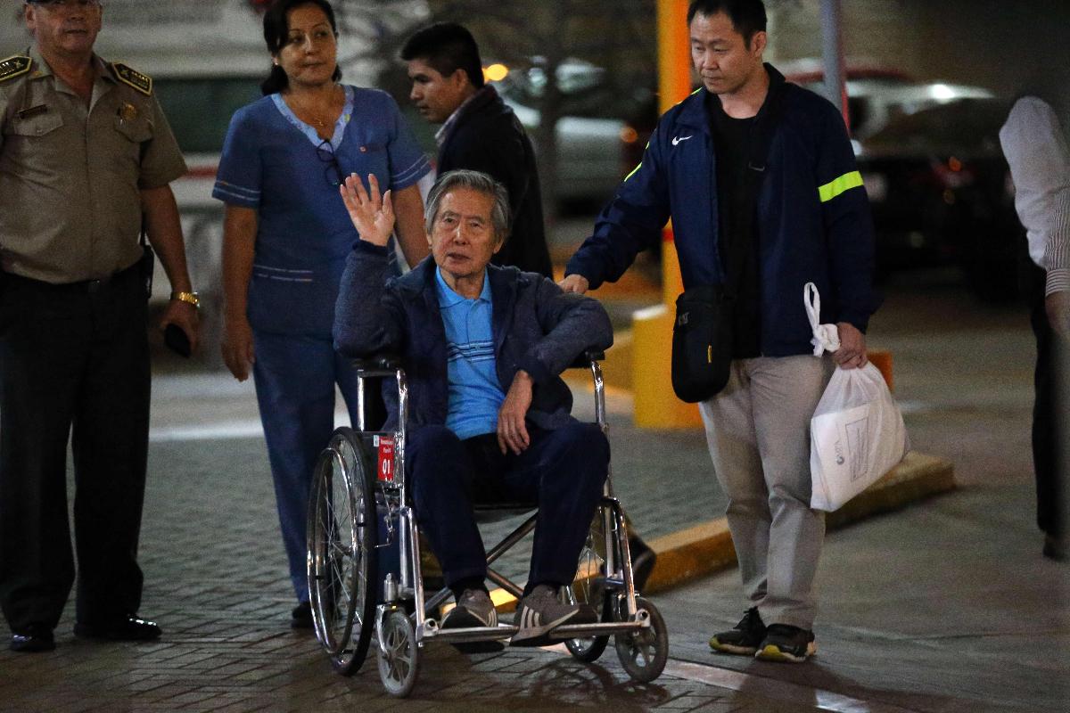 O ex-presidente peruano, Alberto Fujimori, deixa a clínica onde ficou hospitalizado pelos últimos doze dias | LUKA GONZALES/AFP
