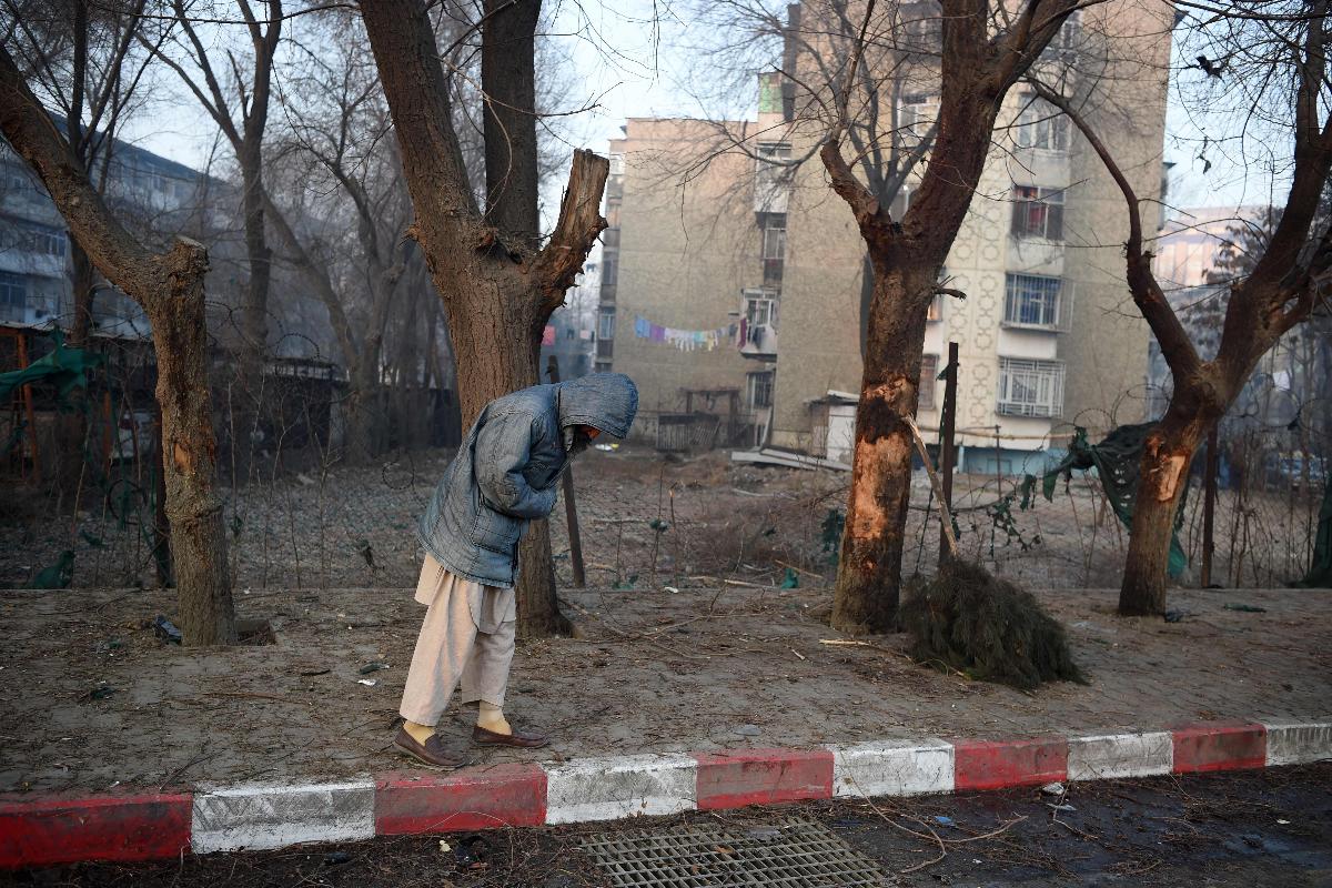 Cidadão afegão caminha em frente ao local onde ocorreu o atentado em Cabul, Afeganistão. | WAKIL KOHSARAFP