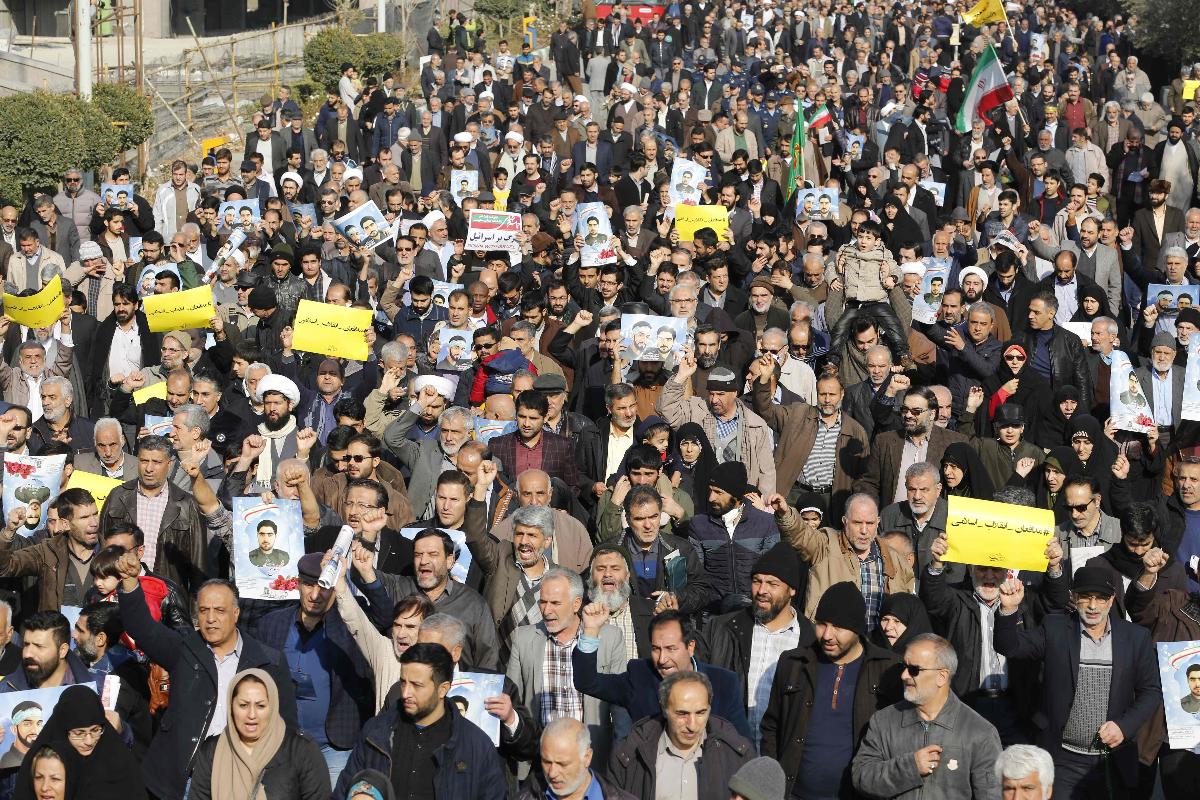 Iranianos protestam nesta sexta-feira (5), após as tradicionais preces religiosas | ATTA KENARE/AFP
