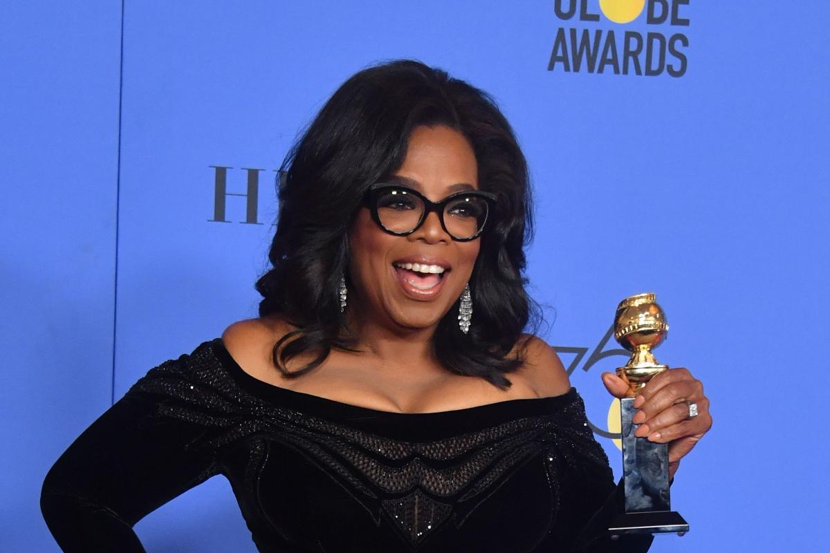 A atriz e apresentadora da televisão, Oprah Winfrey, coloca com o Prêmio Cecil B. DeMille durante os 75ºs Globos de Ouro em 7 de janeiro de 2018, em Beverly Hills, Califórnia | FREDERIC J. BROWN/AFP