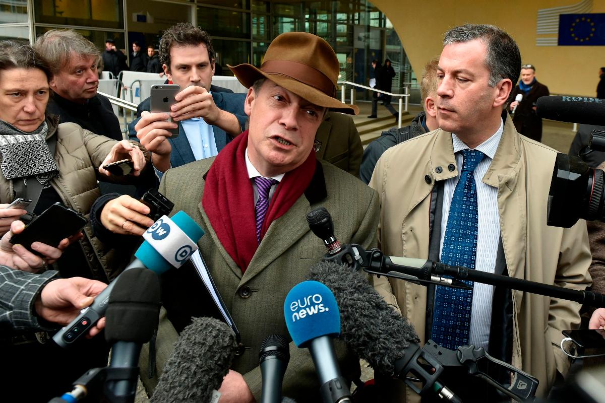 Deputado Nigel Farage conversou com jornalistas após encontro com o chefe de negociações do Brexit da União Europeia nesta segunda-feira (8). | JOHN THYSAFP