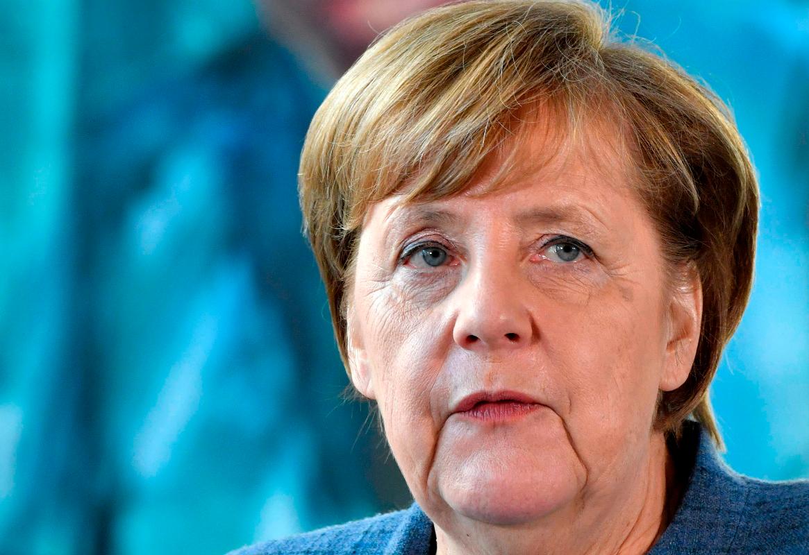 A tentativa de Merkel de formar um novo governo com dois partidos menores falhou, forçando-a a buscar apoio junto aos seus antigos parceiros, os social-democratas | JOHN MACDOUGALL/AFP