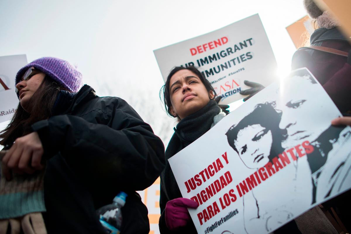 Na segunda-feira (8), imigrantes e ativistas protestaram contra a decisão de Trump em frente à Casa Branca. | ANDREW CABALLERO-REYNOLDSAFP