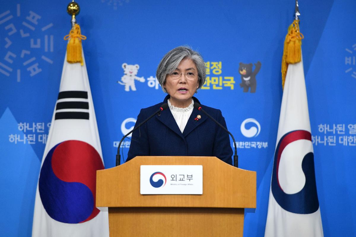 A ministra das Relações Exteriores da Coreia do Sul, Kang Kyung-wha, discursa sobre o acordo entre Coreia do Sul e Japão | JUNG YEON-JE/AFP