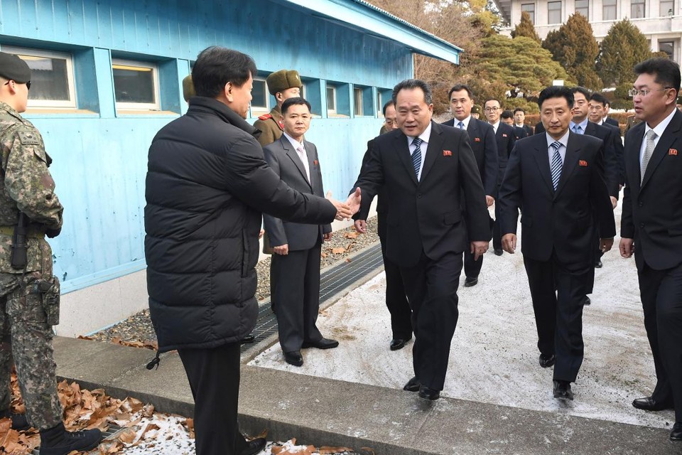Chefe da delegação norte-coreana Ri Son-Gwon (C) chegando na área desmilitarizada  para a reunião com a Coreia do Sul. | -
AFP