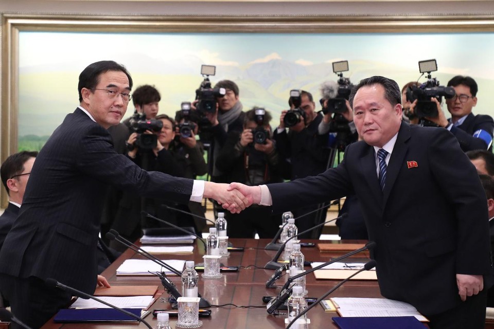 Os ministros da Coreia do Sul e Coreia do Norte apertam as mãos após concordarem em dialogar sobre questões militares | -
AFP