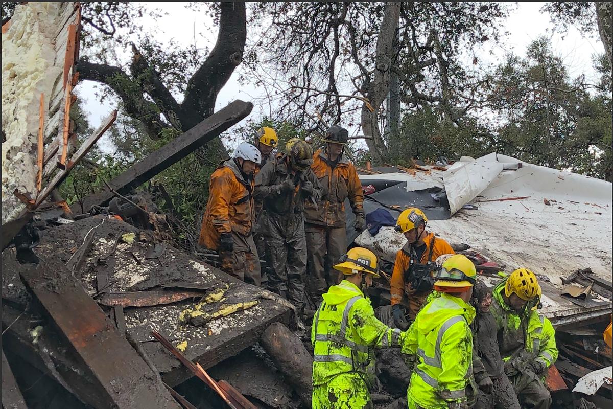 No condado de Santa Bárbara, a lama invadiu casas, fechou estradas e arrastou veículos | MIKE ELIASON/AFP