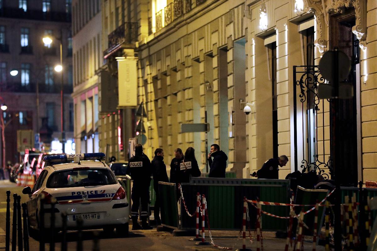 Polícia espera na rua Cambon, na entrada de trás do hotel de luxo Ritz, em Paris, em 10 de janeiro de 2018, após um assalto à mão armada. Os assaltantes armados roubaram milhões de euros em jóias depois de esmagar as janelas do mundialmente famoso hotel Ritz em Paris, disse a polícia, acrescentando que três suspeitos foram detidos. | THOMAS SAMSON/AFP