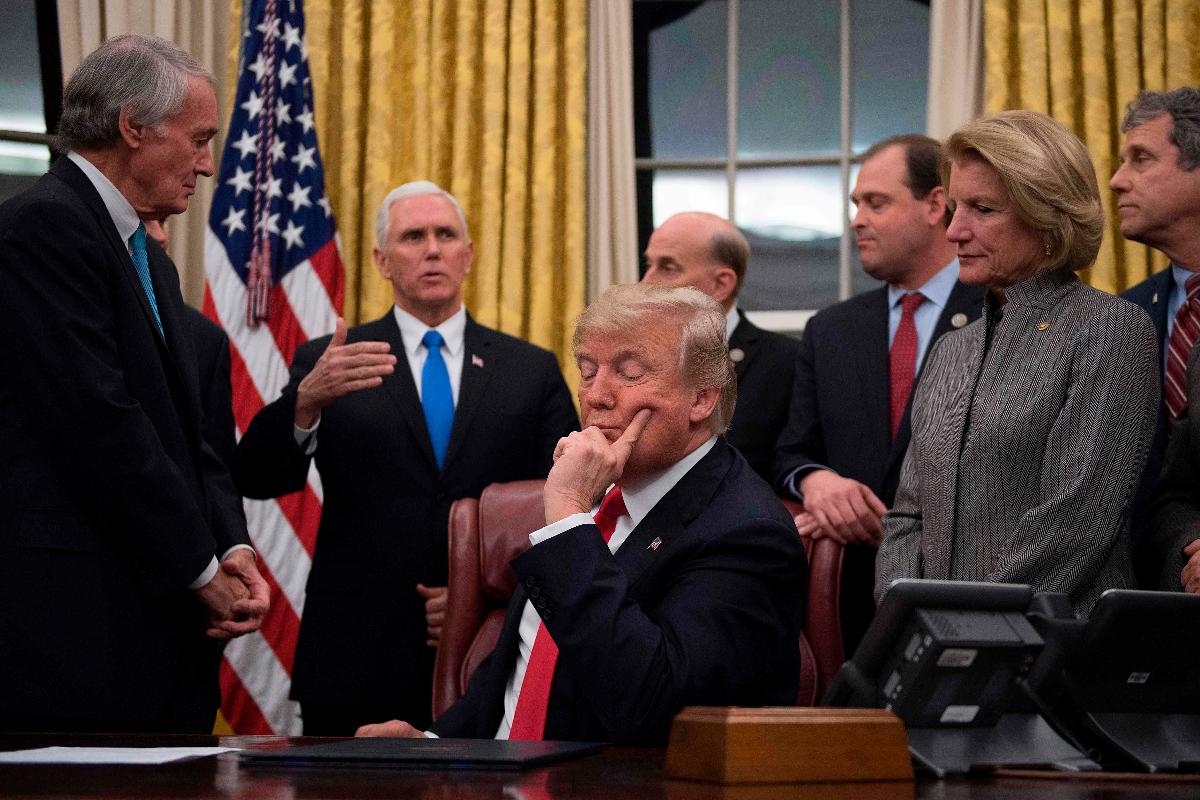 Trump fará discurso nesta sexta-feira (12), sobre se Washington manterá o alívio às sanções contra o Irã, em consonância com o acordo de 2015 | JIM WATSON/AFP