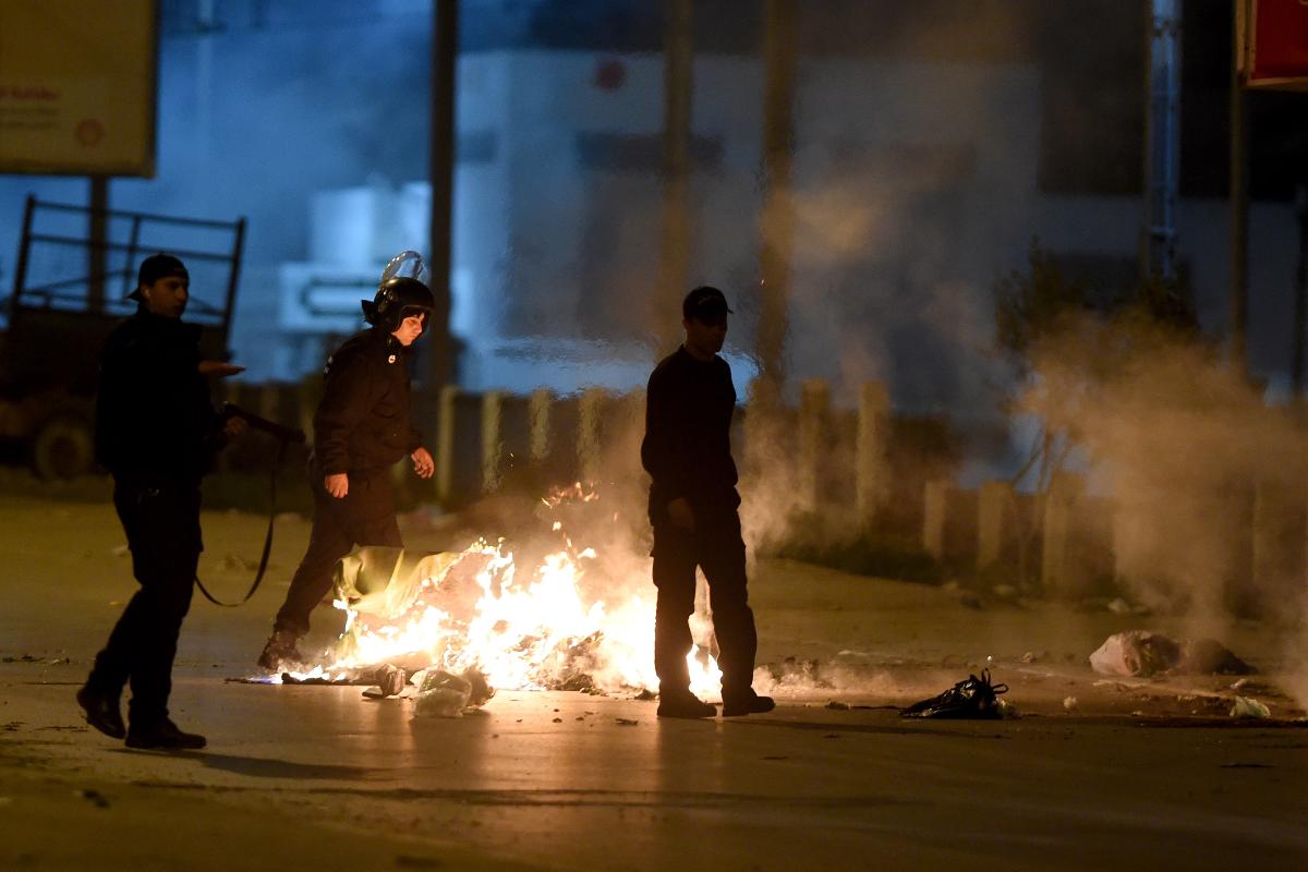 Forças de segurança da Tunísia seguem manifestantes em Ettadhamen, na quarta-feira (10). | FETHI BELAIDAFP