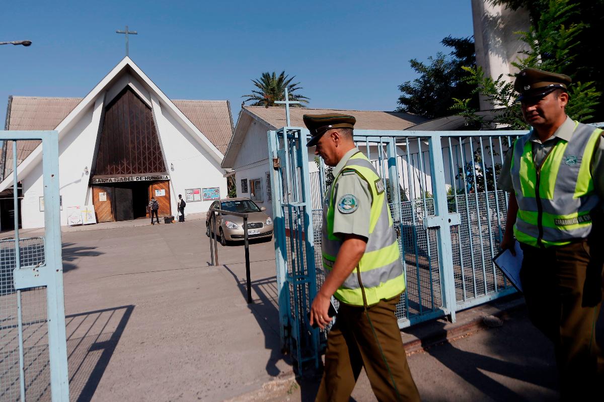 Equipes policiais trabalham na cena onde um dos ataques aconteceu | PABLO VERA/AFP