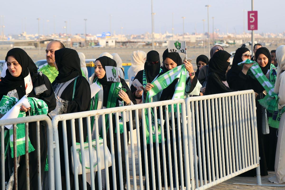 Mulheres fazem fila para entrar no estádio King Abdullah Sport City, antes da partida de futebol na Liga Pro da Arábia Saudita | STRINGER/AFP