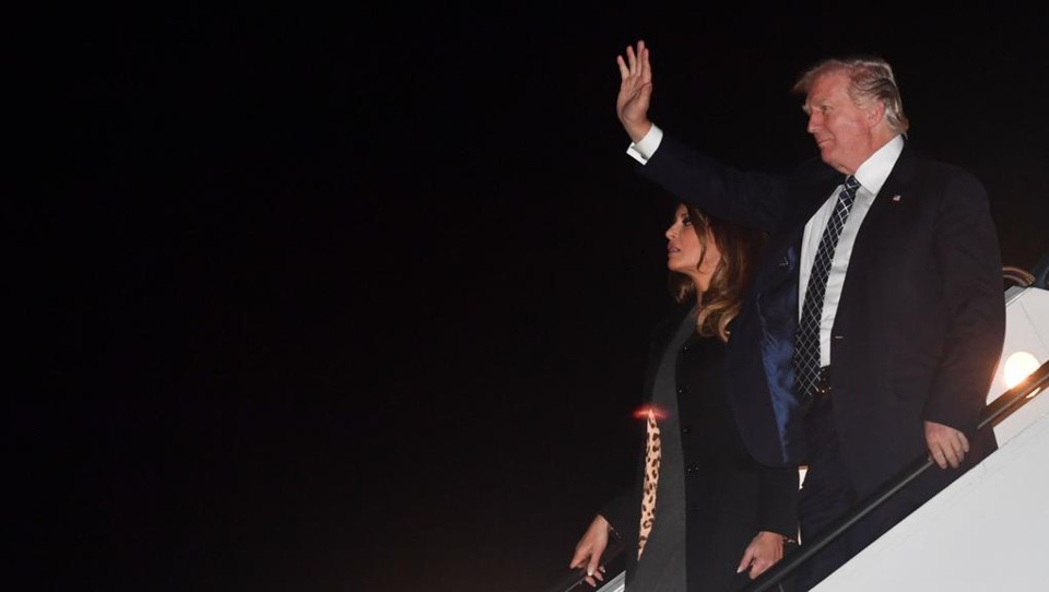 Trump e a esposa desembarcam em Palm Beach, na Flórida, onde passam o fim de semana: caso com atriz pornô teria ocorrido quando ele já era casado com Melania. | NICHOLAS KAMM/AFP