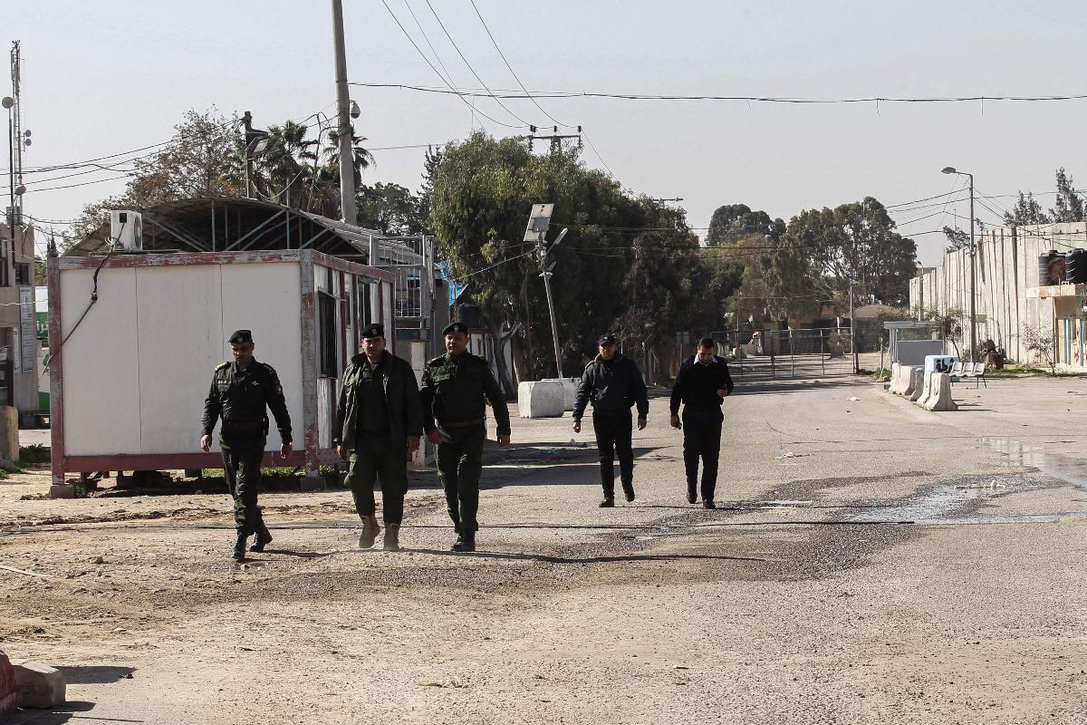 Forças de segurança palestinas caminham no cruzamento de Kerem Shalon, o principal ponto de passagem de mercadorias que entram em Gaza | SAID KHATIB/AFP