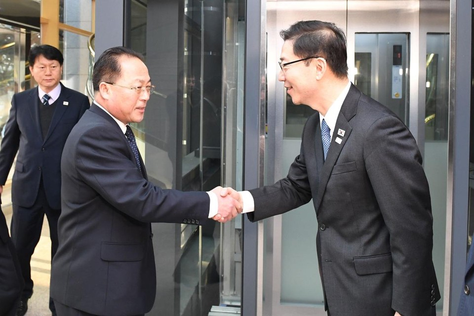 Imagem do Ministério da Unificação da Coréia do Sul mostra o delegado-chefe sul-coreano Chun Hae-Sung (à dir)  saudando o delegado-chefe norte-coreano Jon Jong-Su (à esq.) | Divulgação/
AFP