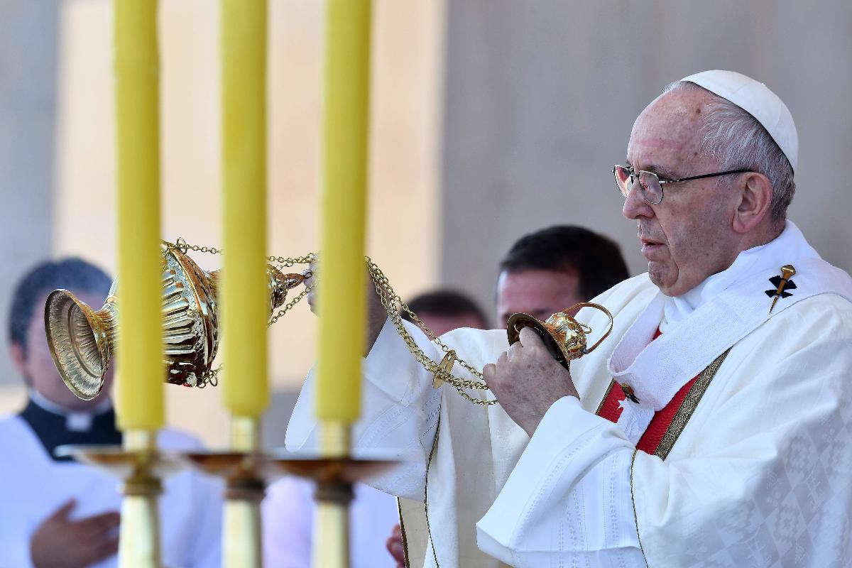 Papa Francisco celebra uma missa ao ar livre no aeroporto de Maquehue em Temuco, 800 km a sul de Santiago | VINCENZO PINTO/AFP