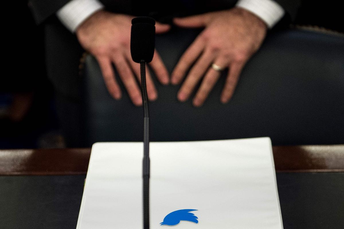 O Twitter afirmou que está "trabalhando para identificar e informar individualmente" usuários que tenham sido expostos a conteúdos de propaganda russa | BRENDAN SMIALOWSKI/AFP