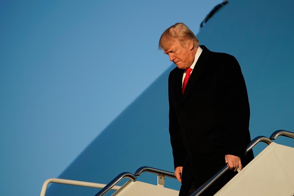 Presidente dos Estados Unidos, Donald Trump, desembarcando do avião presidencial em Maryland nesta quinta-feira (18). | MANDEL NGAN
AFP
