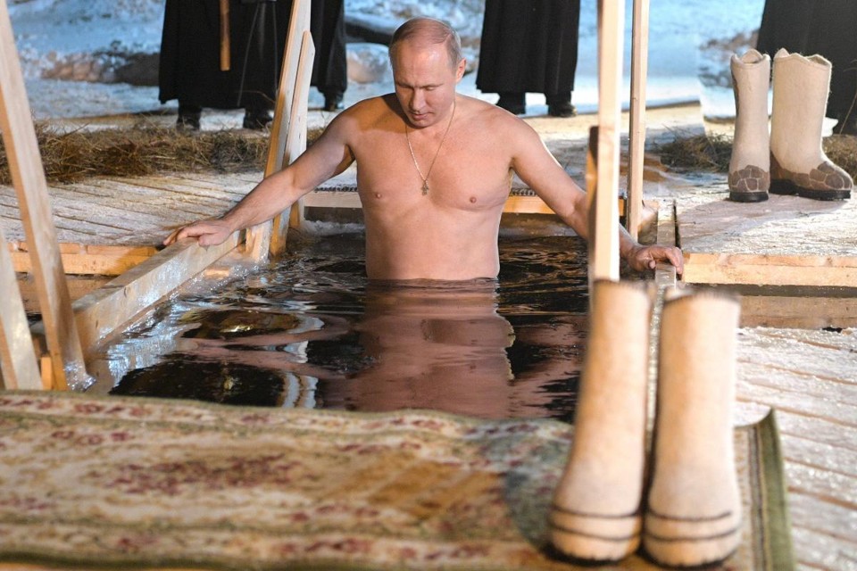O presidente russo, Vladimir Putin, mergulha nas águas geladas do lago Seliger durante a celebração do feriado Epiphany | ALEXEY DRUZHININ/AFP