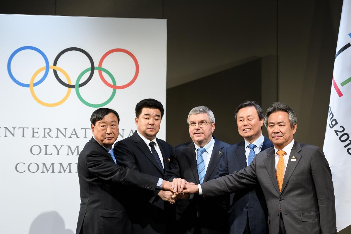 Autoridades norte-coreanas e sul-coreanas se reunem durante a cerimônia de assinatura, no Museu Olímpico | FABRICE COFFRINI/
AFP