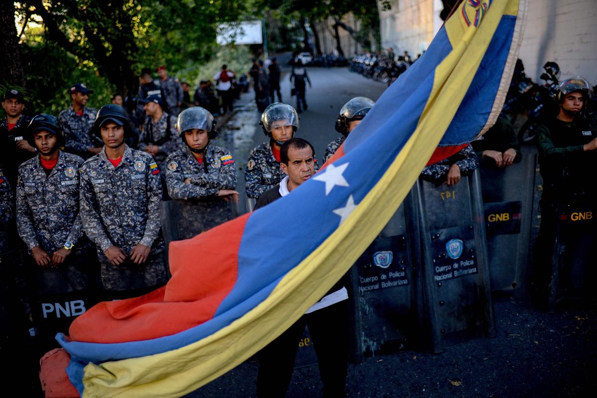 As sete autoridades, que incluem o ministro do Interior e magistrados, terão seus bens congelados e serão impedidos de viajar pela Europa | FEDERICO PARRA/
AFP