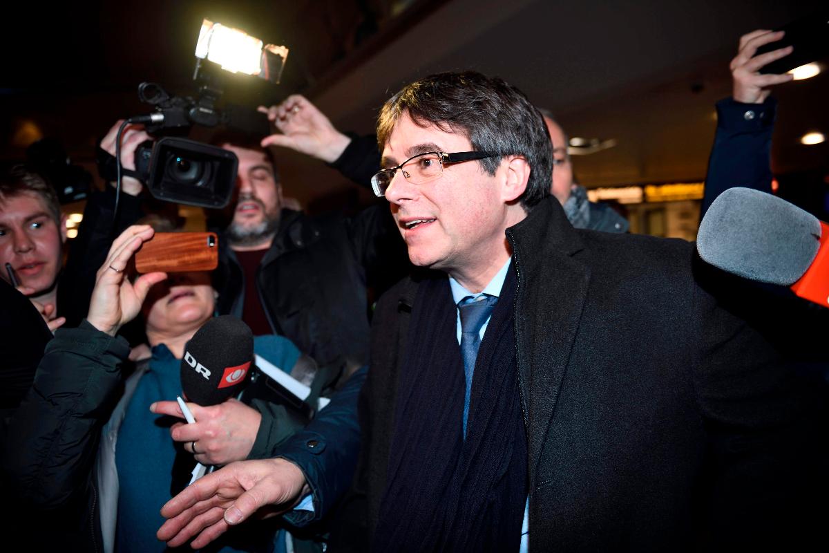 Ex-líder catalão Carles Puigdemont chegando no aeroporto de Copenhague, na Dinamarca | TARIQ MIKKEL KHAN/AFP