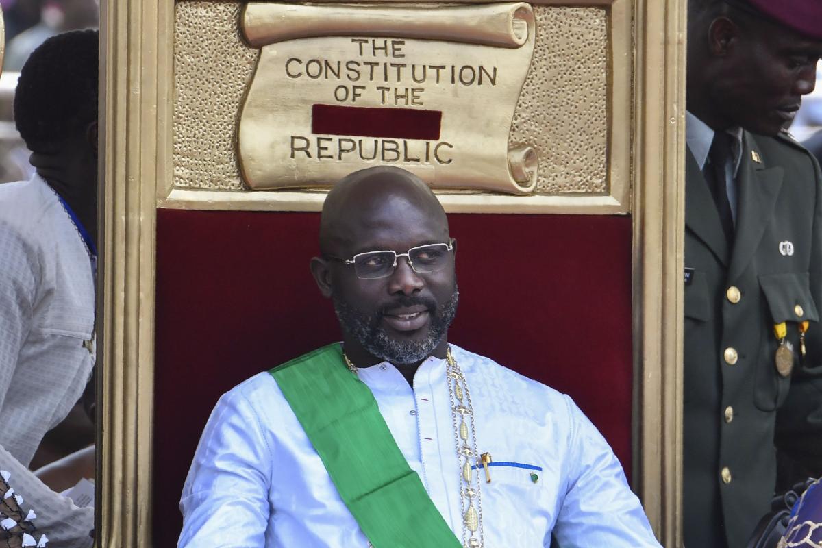 George Weah durante a cerimônia de posse, na Libéria, nesta segunda-feira (22) | ISSOUF SANOGO/AFP