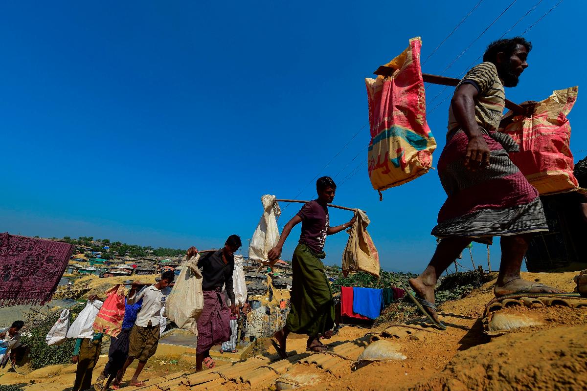 Desde agosto passado, cerca de 655 mil rohingyas chegaram a Bangladesh, fugindo de uma campanha de repressão do Exército birmanês | MUNIR UZ ZAMAN/AFP