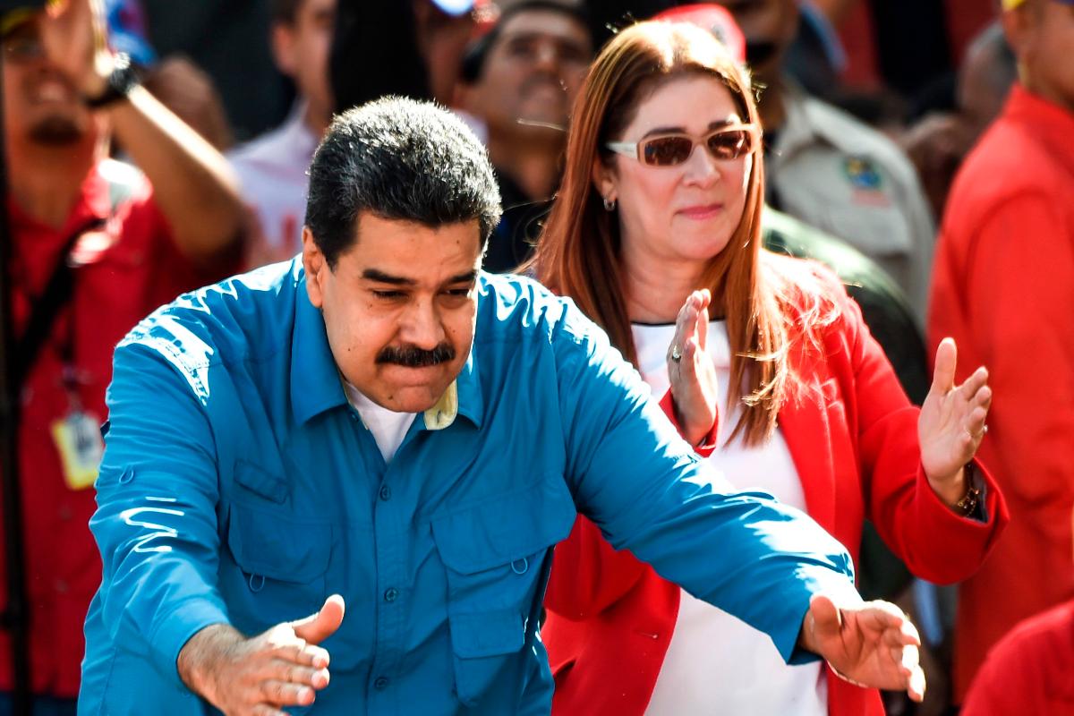 Presidente da Venezuela, Nicolás Maduro, e a primeira-dama, Cilia Flores, cumprimentam seus apoiadores em uma manifestação em Caracas nesta terça-feira (23) | JUAN BARRETOAFP