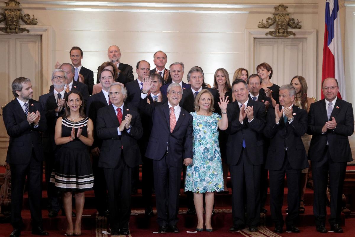 O presidente chileno Sebástian Piñera, sua esposa Cecilia Morel e os novos membros do gabinete, no Congresso Nacional, em Santiago | HO/AFP